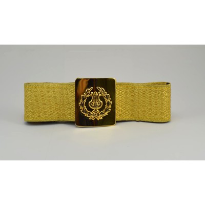 Cinturón de 5 cms. Con galón dorado y hebilla de lira con palmas